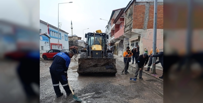 Posof'ta bahar temizliği: İtfaiye ekipleri sokakları tazyikli suyla yıkadı