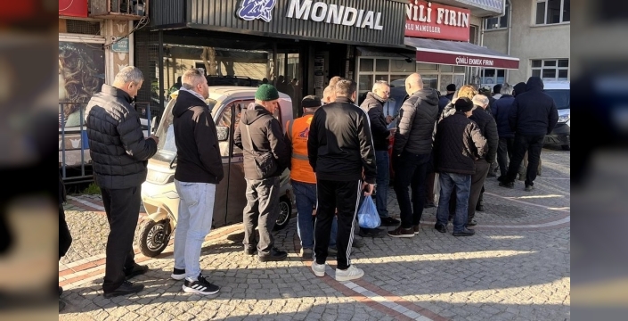 Ramazan sofralarının vazgeçilmezi pide için Hayrabolu'da uzun kuyruklar oluştu