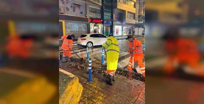 Sağanak Muğla'yı vurdu: MUSKİ ekipleri mazgalları temizliyor, vatandaşlar dikkatli olmalı