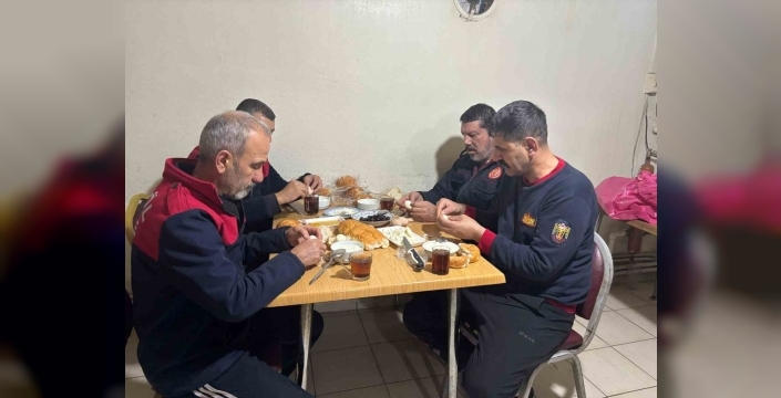 Sahur sofrasında gelen ihbar, itfaiye ekiplerini harekete geçirdi