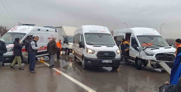 Sakarya'da acı kaza: Ambulans ile işçi servisi çarpıştı, 11 kişi yaralandı