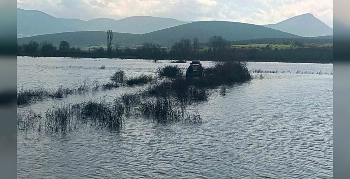 Sakarya Nehri'nde balık tutmak isterken mahsur kalan 2 kişi kurtarıldı