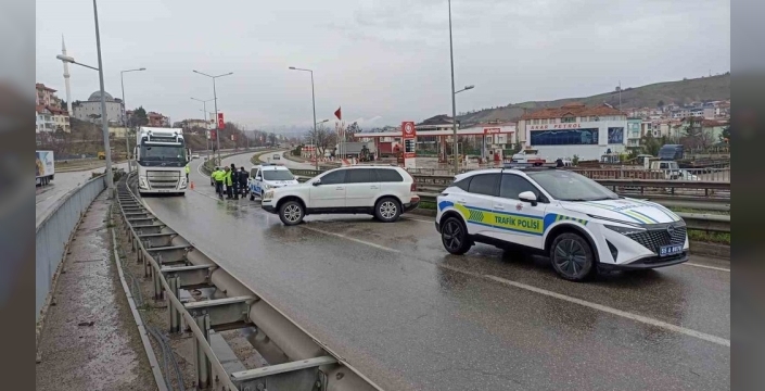 Samsun'da cip bariyere saplandı: Anne ve oğlu yaralı
