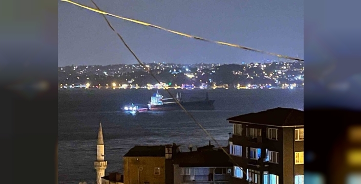 Sarıyer açıklarında kurtarılan gemi, bu kez İstanbul Boğazı'nda fırtınaya yakalandı