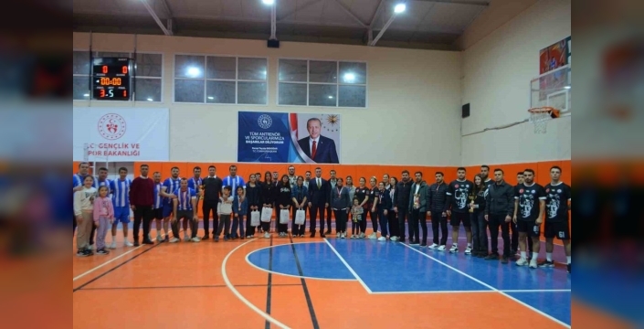 Selendi Kaymakamlık Kupası'nda Voleybol Heyecanı Sona Erdi: Şampiyon Belli Oldu!