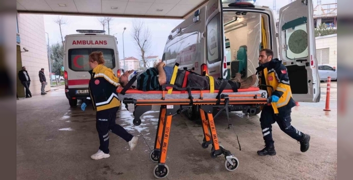 Servis minibüsünden inen sürücüye başka araç çarptı: Ağır yaralı!