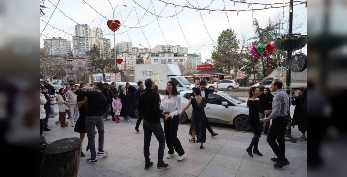Sevgililer Günü'nde Sanat Sokağı'nda coşku dolu anlar yaşandı
