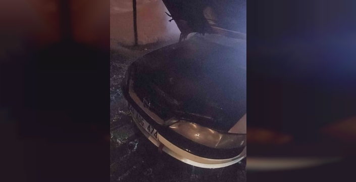 Seyir halindeki otomobil alevlere teslim oldu, sürücü son anda kurtuldu