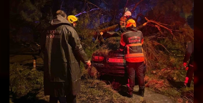 Şiddetli fırtınada ağaç önce duvarı yıktı, sonra otomobilin üzerine devrildi: 2 kişi yaralandı