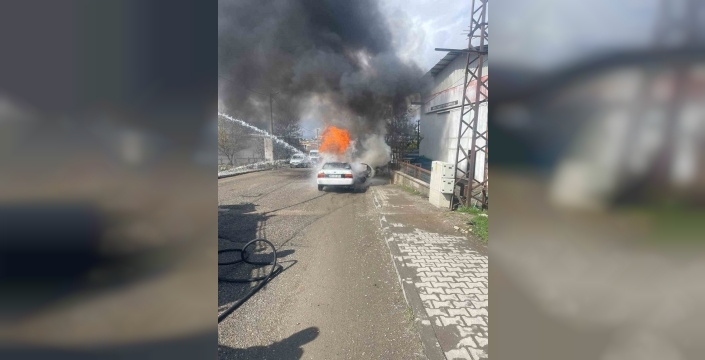 Siirt'te hareket halindeki otomobil alev aldı