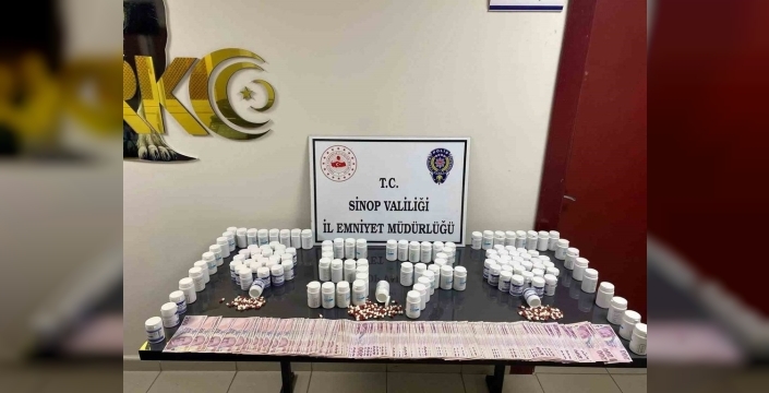 Sinop'ta Nefes Kesen Operasyon: Binlerce Uyuşturucu Hap ve Büyük Miktar Para Ele Geçirildi, 2 Kişi Tutuklandı
