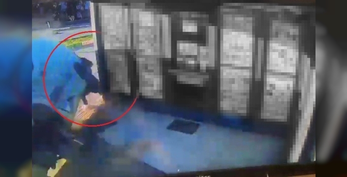 Şok anlar! Market önünde oturan adam, aracın altında kalmaktan saniyelerle kurtuldu