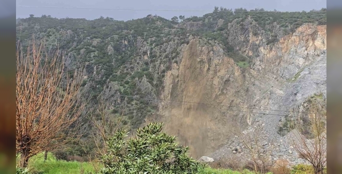 Söke'de sağanak sonrası dağ suları şelaleye dönüştü, karayolu tek şeride düştü