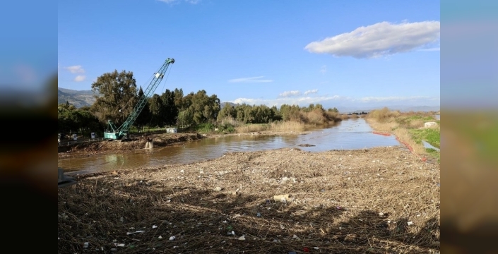 Söke Regülatörü'nde taşkın riskine karşı temizlik çalışmaları başladı