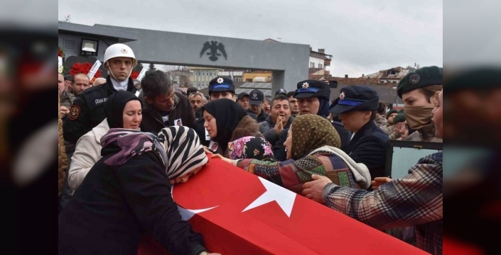 Son veda yürek yaktı: Küçük kız babasını tebessümle uğurladı