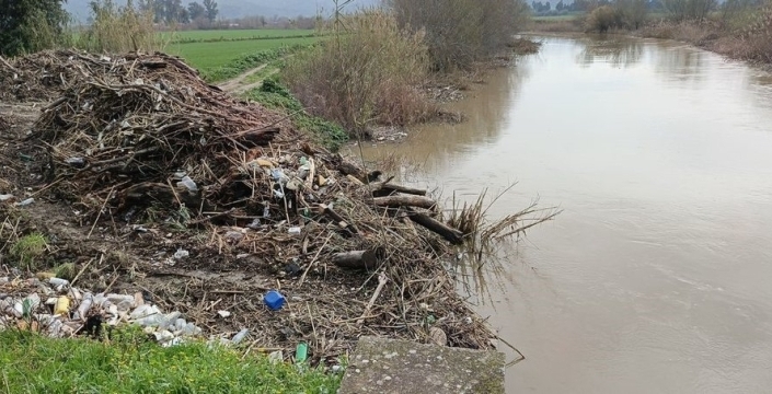 Tarihi taş köprü temizlendi, doğaseverler yüzer bariyer talep ediyor