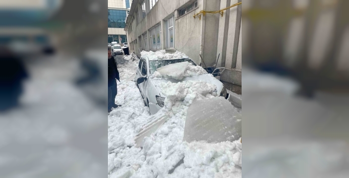 Tatvan'da çatıdan düşen kar, park halindeki otomobili kullanılamaz hale getirdi