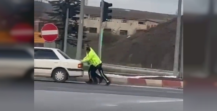 Tavşanlı'da polis ekipleri, yakıtı biten aracı iterek akaryakıt istasyonuna götürdü