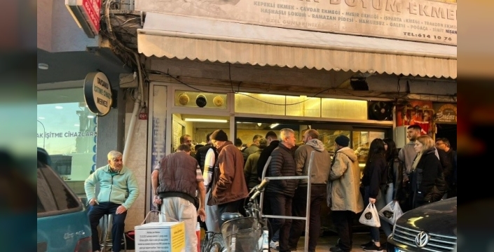 Tavşanlı'da ramazan pidesi kuyrukları uzadı