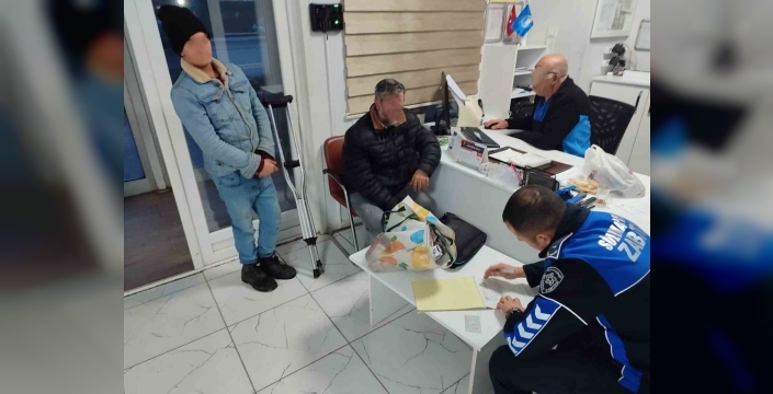 Tekirdağ'da dilencilik yapan baba-oğul suçüstü yakalandı, ceplerinden binlerce lira çıktı