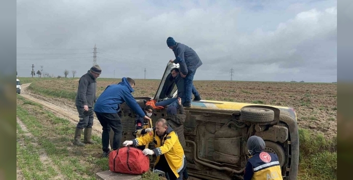 Tekirdağ'da PTT kargo aracı devrildi, sürücü yaralandı