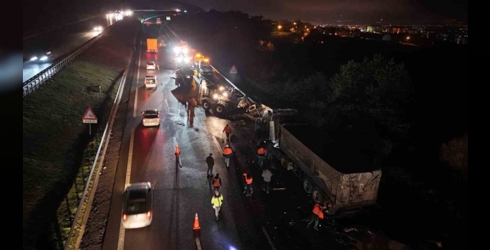 TEM'de mobilya yüklü kamyon ile tır çarpıştı: 1 yaralı
