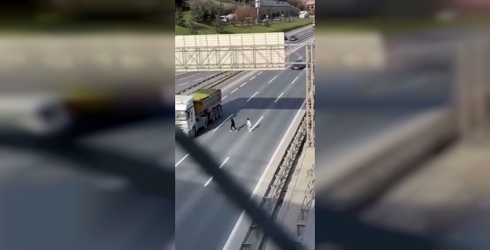 TEM Otoyolu'nda çocukların hayatlarını riske attığı anlar kamerada