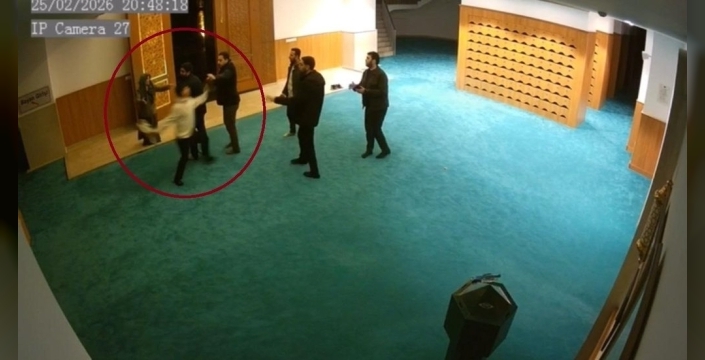 Teravih sonrası ayakkabı paniği: Cami görevlilerine vahşi saldırı!