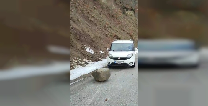 Tokat'ta yola düşen kaya, vatandaşların yardımıyla kaldırıldı