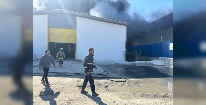 Torbalı’da geri dönüşüm fabrikasında yangın paniği