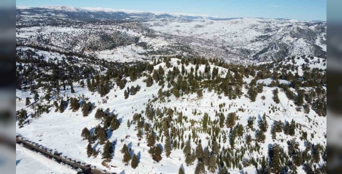 Toroslar'da kar keyfi: Çocuklar ve yetişkinler beyaz örtüde doyasıya eğlendi