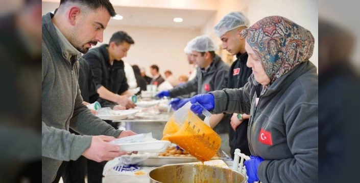 Tuzla'da ilk oruç aynı sofrada açıldı: Başkan Bingöl vatandaşlarla buluştu