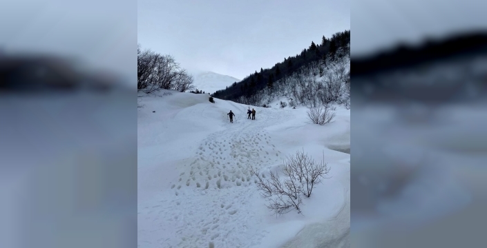 Uludağ'da dağcılar donmuş Türk bayrağını değiştirdi