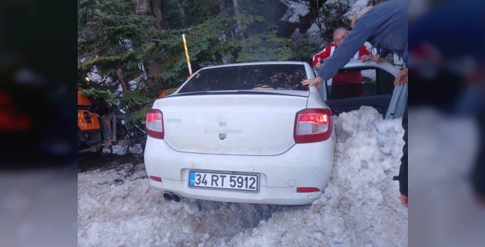 Uludağ yolunda kaza: Kar küreme aracı otomobille çarpıştı, 2 yaralı