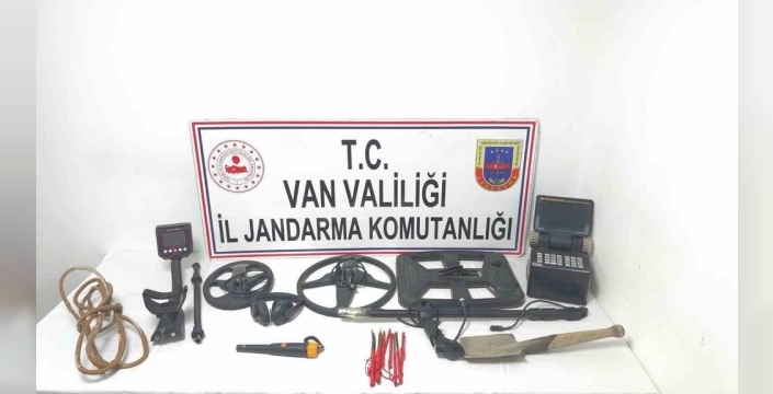 Van'da define ararken yakalanan 3 kişi adliyeye sevk edildi