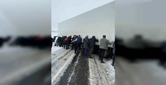 Varto'da kar yağışı tırı kaydırdı, ulaşım felç oldu
