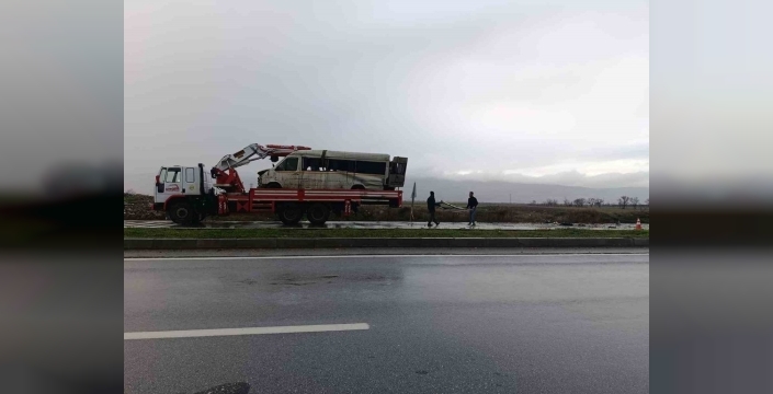 Yağış sonrası kaygan yolda takla atan transit hurdaya döndü, 2 yaralı