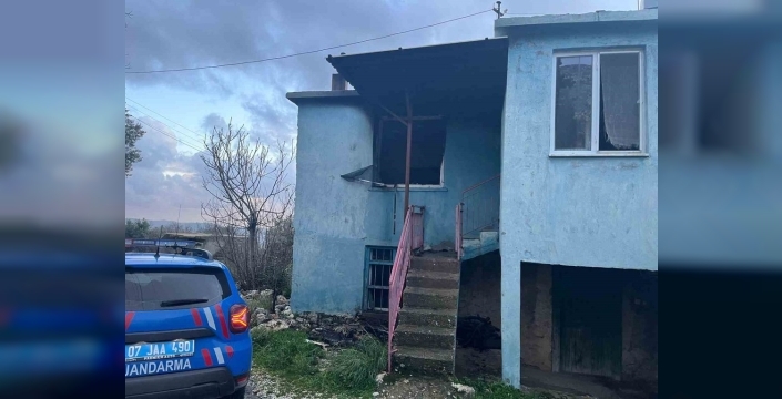 Yangında ağır yaralanan yaşlı kadın hastaneye kaldırıldı