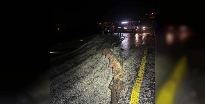 Yoğun yağış sonrası Uşak'ta köy yolunda çökme yaşandı