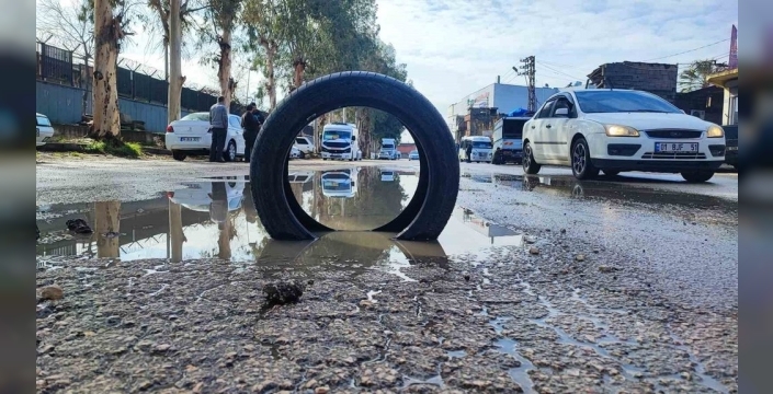 Yol isyanı: Yüreğir'de belediye çukurları kapatmadı, vatandaş lastikle önlem aldı