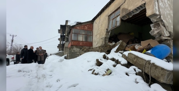 Yüksekova'da evi çöken yaşlı kadına devlet eli uzandı: 'Sizi yalnız bırakmayacağız