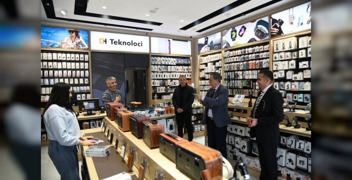 Yunusemre Belediye Başkanı Balaban, üniversite çevresindeki esnafın sorunlarını yerinde dinledi