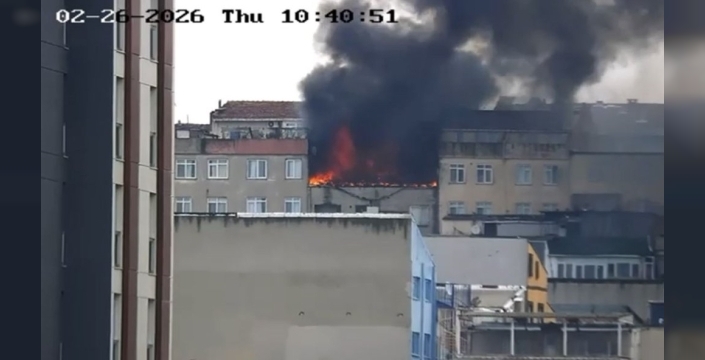 Zeytinburnu'nda 6 katlı binanın çatısı alevlere teslim oldu, panik yaşandı