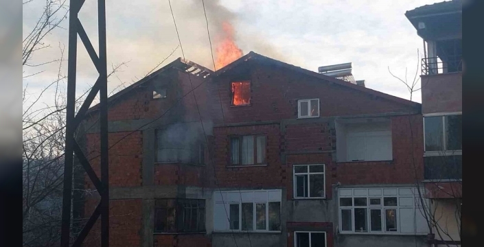 Zonguldak'ta dehşet! 6 katlı binanın çatısı alevlere teslim oldu