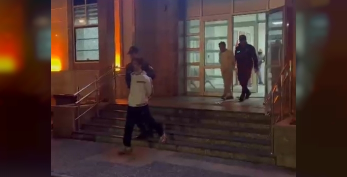 Adana'da kaçak baba ve oğulları yangın merdiveninde köşeye sıkıştırıldı