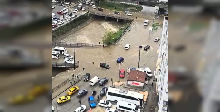Adana'da sağanak hayatı felç etti: Dereler taştı, yollar kapanan göle döndü