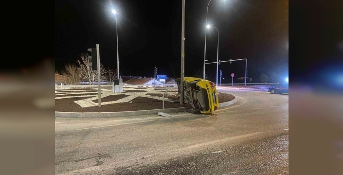 Afyonkarahisar'da taksi kazası: Orta refüje devrildi, sürücü yara almadan kurtuldu