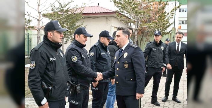 Ağrı Emniyet Müdürü Önder, bayramda görev yapan polislere moral ziyaretinde bulundu