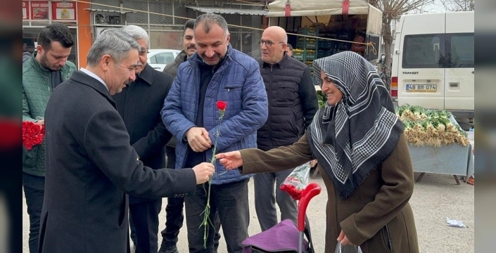 AK Partili heyetten kadınlara 8 Mart sürprizi: Karanfillerle kutlama