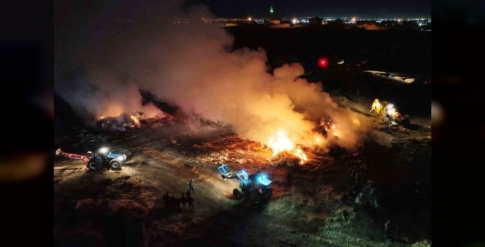 Aksaray'da devasa saman yangını geceyi aydınlattı, tonlarca balya kül oldu